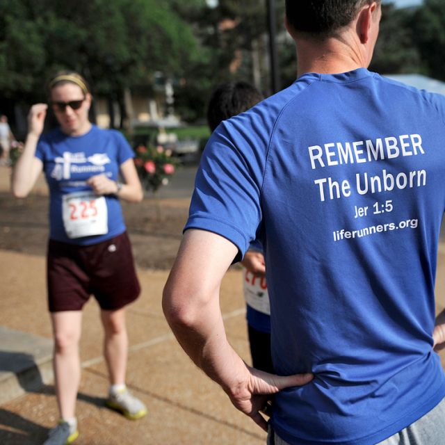 Group trains runners for marathons, spreads pro-life message at events 