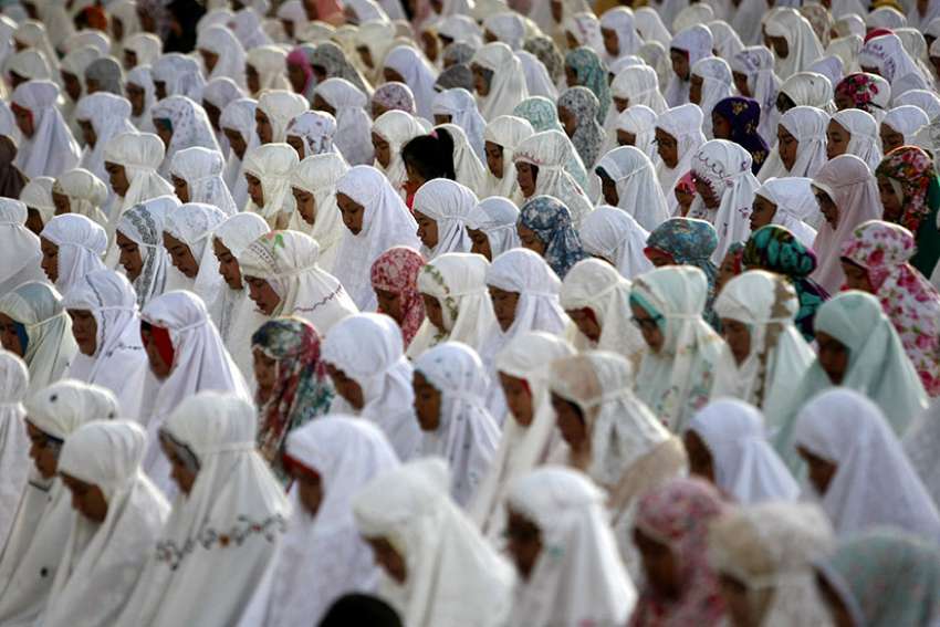 To ease tensions, Indonesian Catholics help Muslims celebrate Eid al-Fitr
