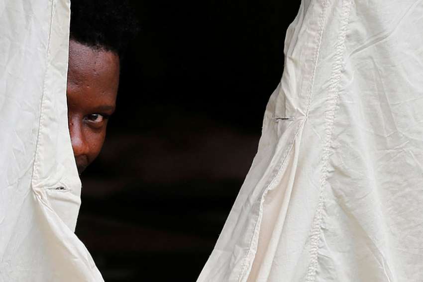Pope urges respect for the life and dignity of migrants, refugees