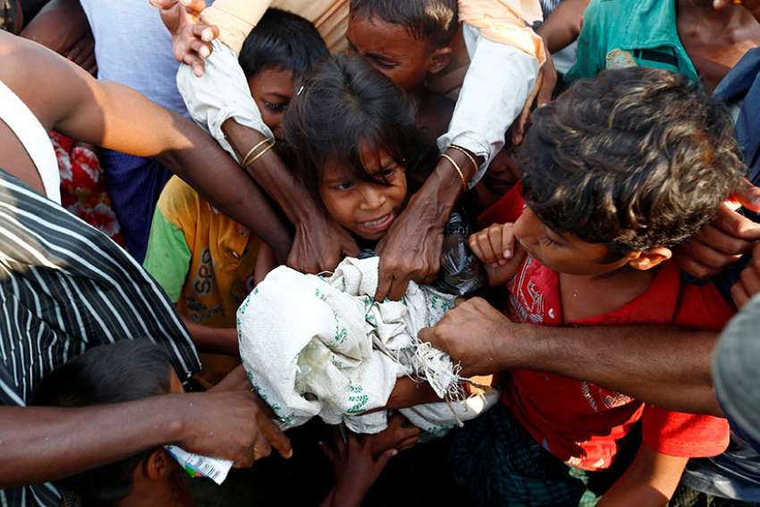 Aid workers see humanitarian crisis as Rohingya flee to Bangladesh