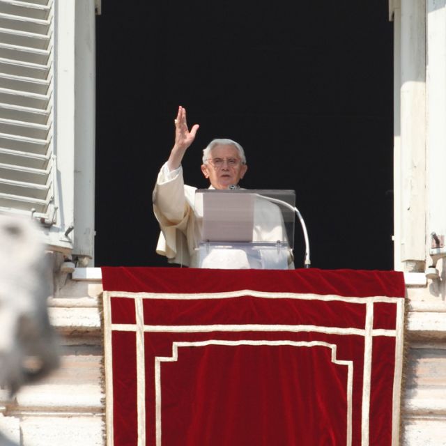 Pope Benedict changes rituals for new pope's inauguration 