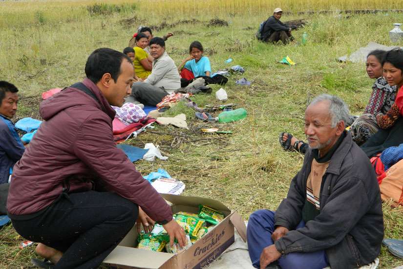 Pope prays for Nepal quake victims, sends donation, urges solidarity