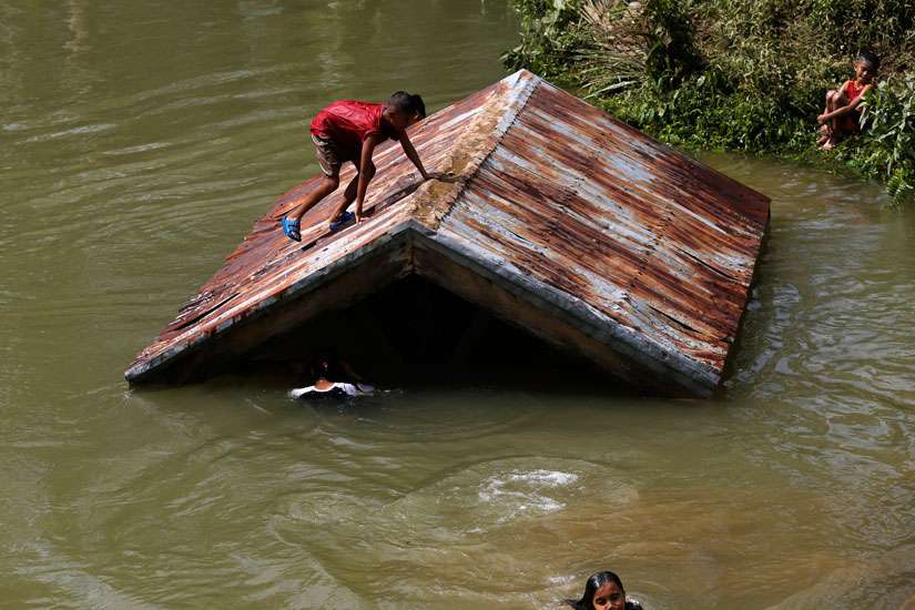 As Hagupit slows, flooding becomes concern in Philippines