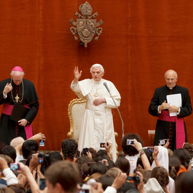 Silence is needed to hear God speak, pope says 