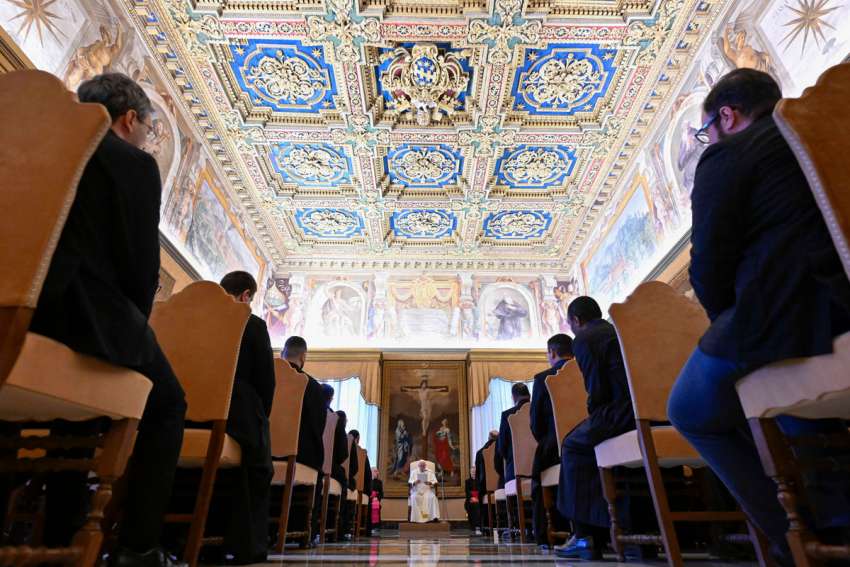 Long homilies are 'a disaster,' keep it under 10 minutes, Pope Francis says