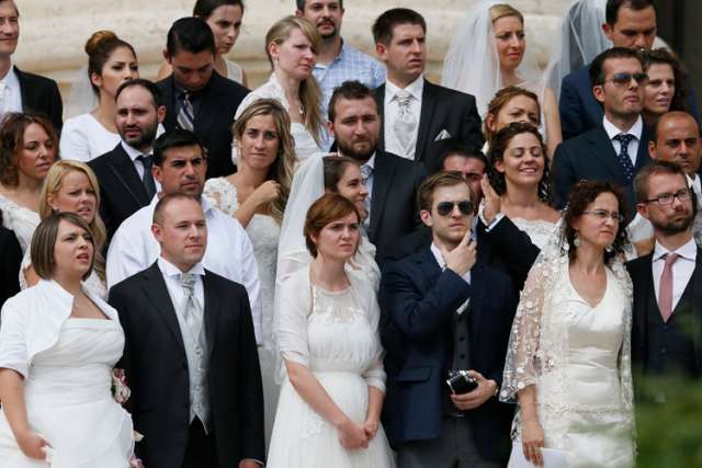 Couples with kids, cohabitating are among those marrying at papal Mass