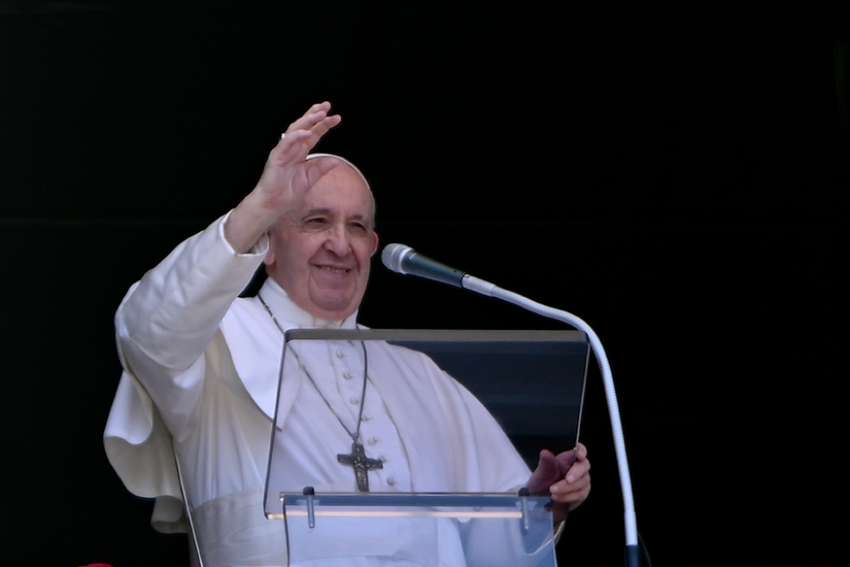 Christians must courageously share with others, Pope Francis says at Angelus