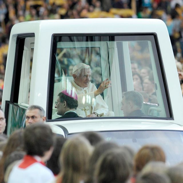 Vatican says seat-belt complaint drew papal smile 