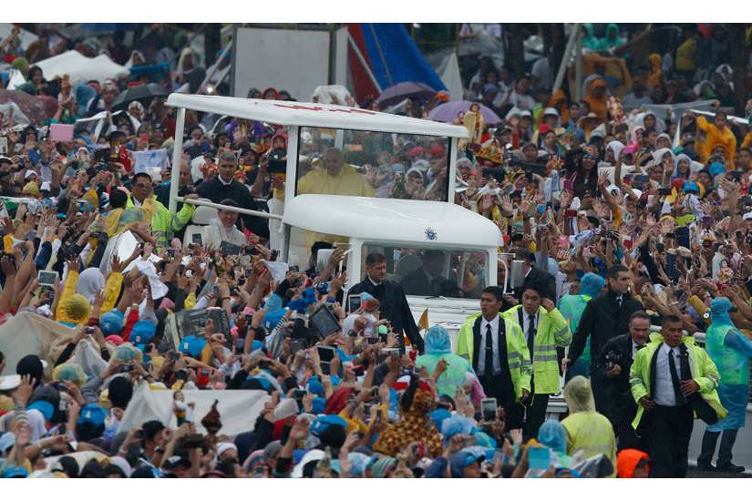 Six million Filipinos brave rain to pray with Pope