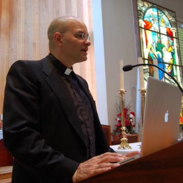 Tech-savvy priest ‘sells’ Catholicism