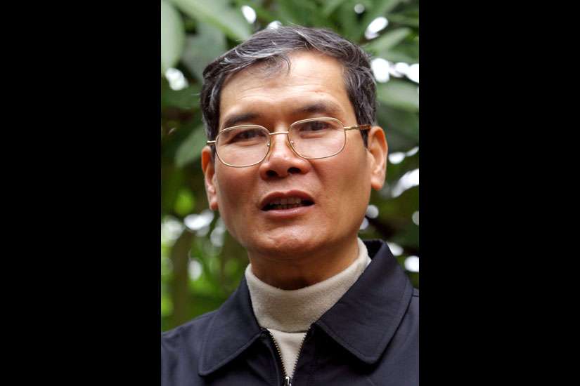 Priest in Vietnam released before Obama's visit