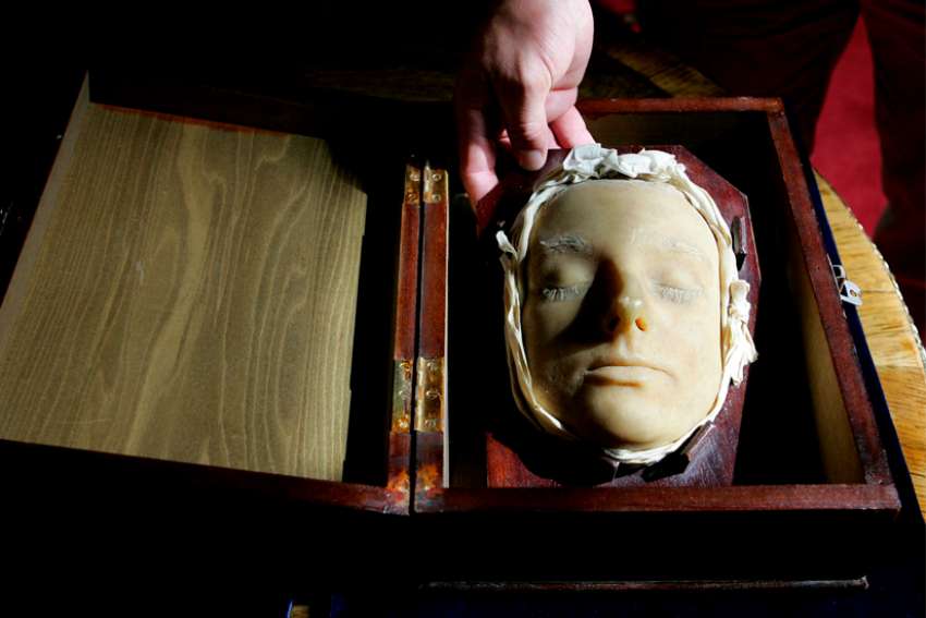 Thieves break into castle, steal rosary used by Mary, Queen of Scots