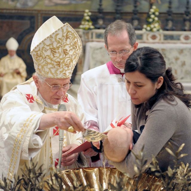 Pope baptizes 16 infants, says sacraments help parents raise kids right 
