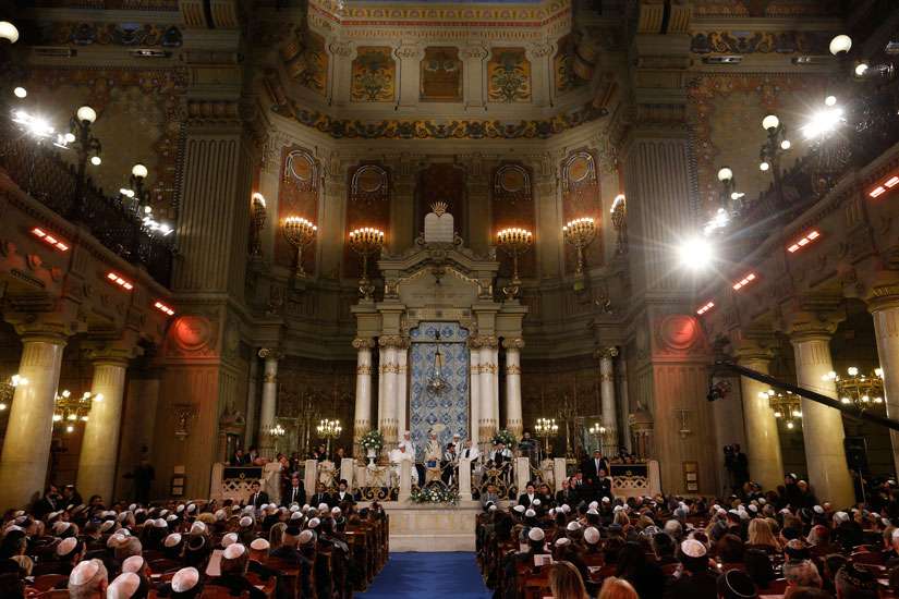 Dialogue, remembrance, peace highlighted as Pope visits synagogue