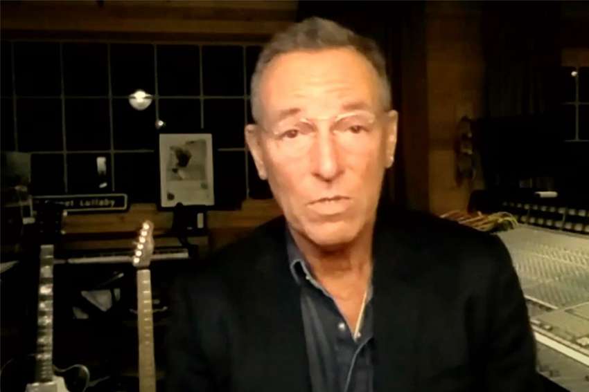 Bruce Springsteen gives pep talk of sorts to Boston College freshmen