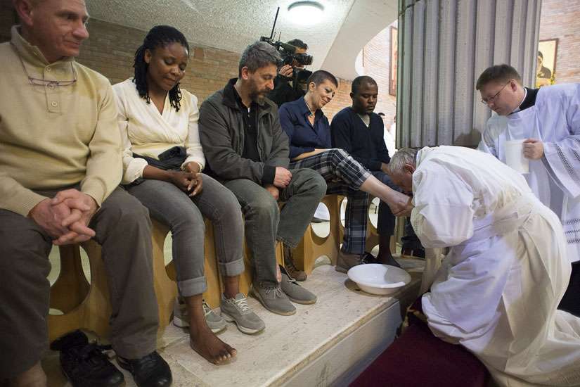 Pope asks prisoners to pray that Christ make him a better servant