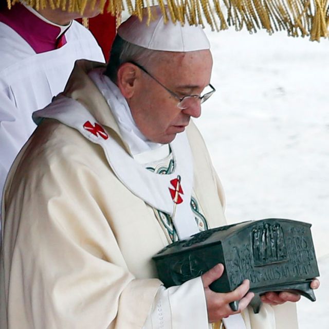 Pope venerates apostle's relics, urges people focus on Christ 