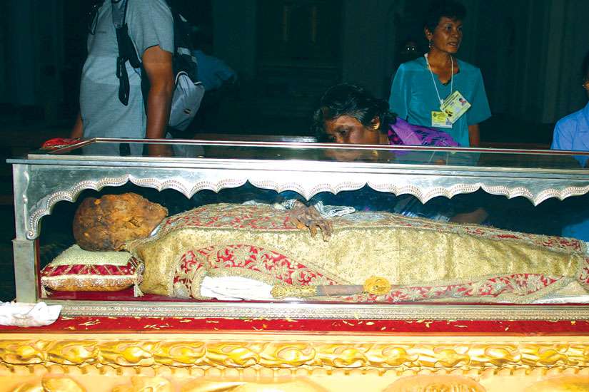 Goa Catholics flock to St. Francis Xavier exposition