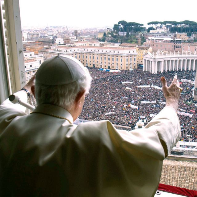 Pope’s final Angelus draws 150,000+