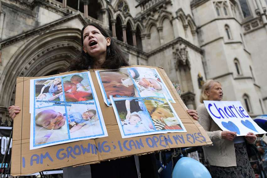 Pro-life group welcomes court ruling to let U.S. doctor examine British baby