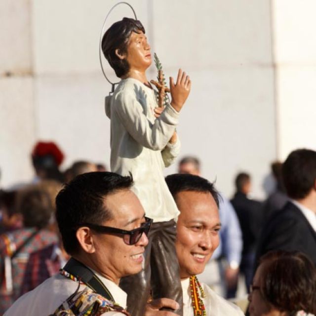 Pilgrims flock to Rome to celebrate their new saints 