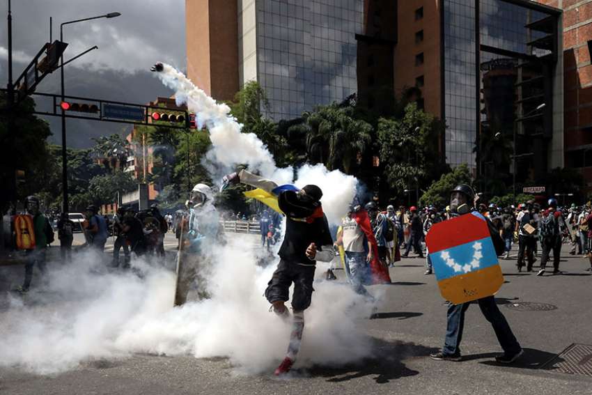 Venezuela risks becoming Caribbean 'North Korea,' former leaders say