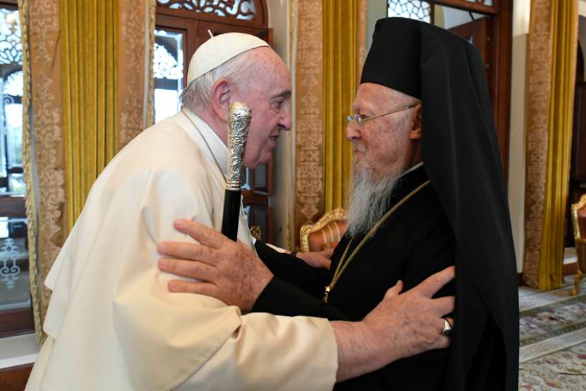 Overcoming Christian divisions would give world hope, Pope Francis tells patriarch