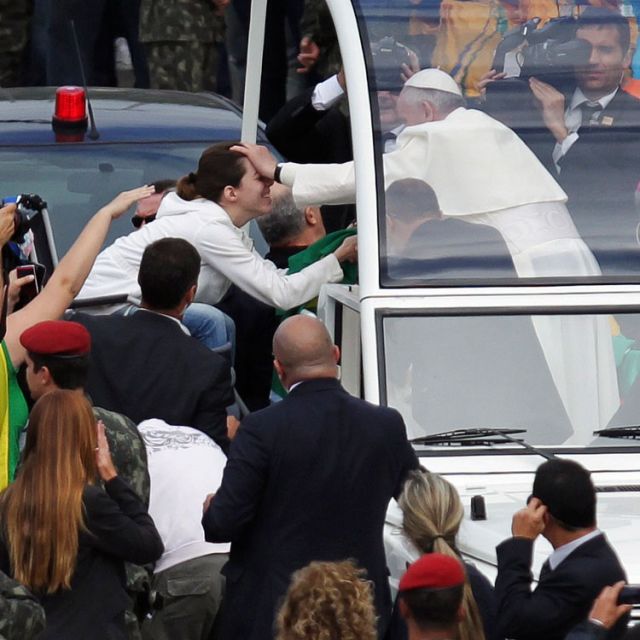 Pope says he'd rather trust God than live in bullet-proof bubble 