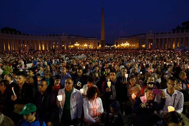 On eve of family synod, Pope prays for "open and fraternal" debate