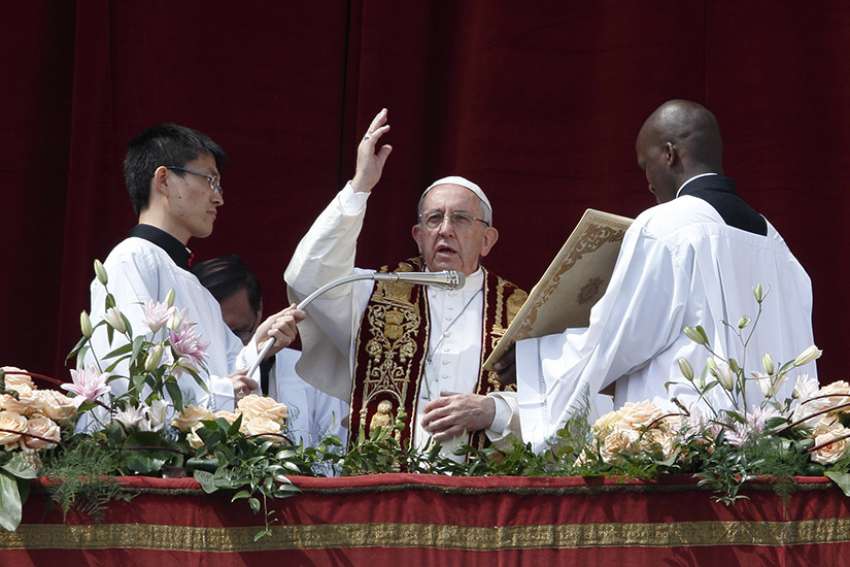 Risen Christ calls all to follow him on path to life, Pope says