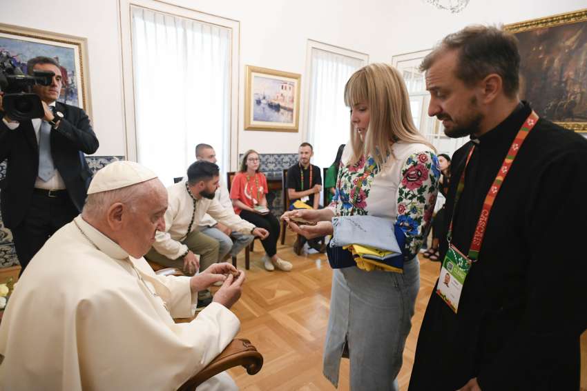 Pope Francis meets WYD pilgrims from Ukraine, hears their stories
