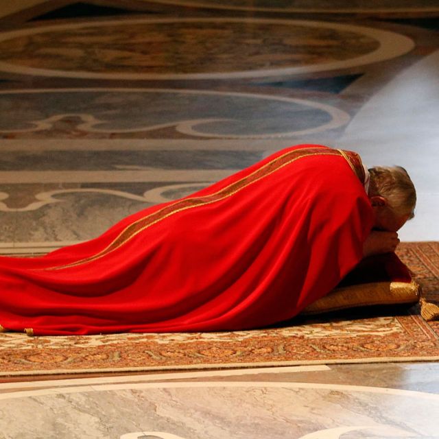 Pope leads Good Friday liturgy, begins rite in silent prayer, adoration 