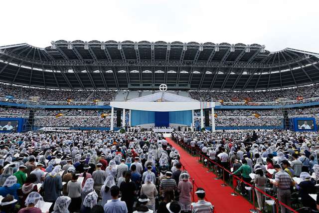 At stadium Mass, pope tells Koreans to resist materialism