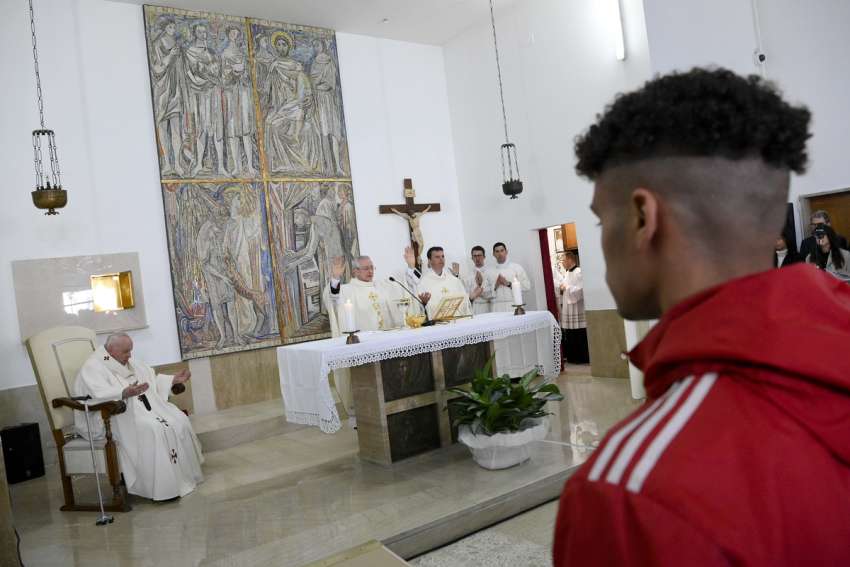 Everyone can 'fall,' Pope Francis tells inmates; Jesus wants to save each one