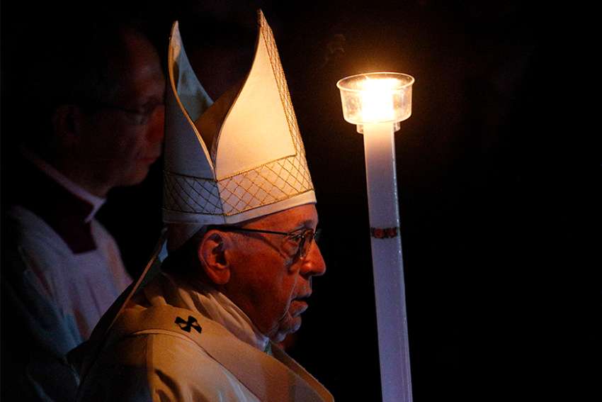 Easter Vigil: Hope breaks routine, unleashes creativity, Pope says