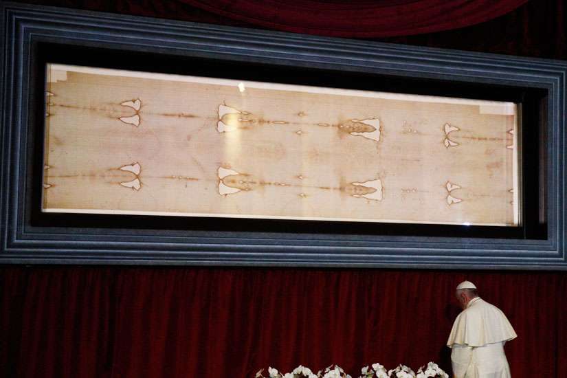 Pope Francis contemplates Shroud of Turin, calls it 'icon of love'