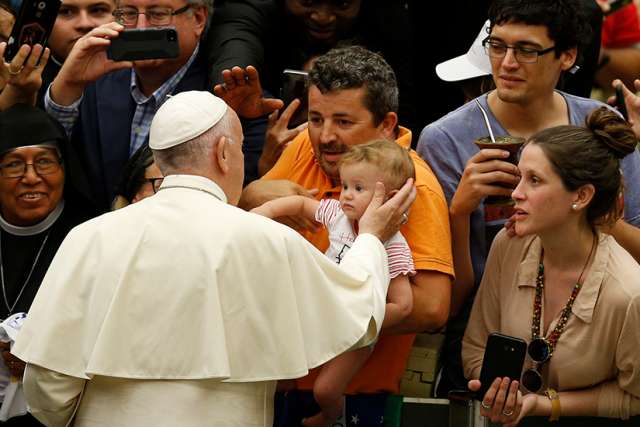 Idolatry is slavery, deprives people of life, Pope says
