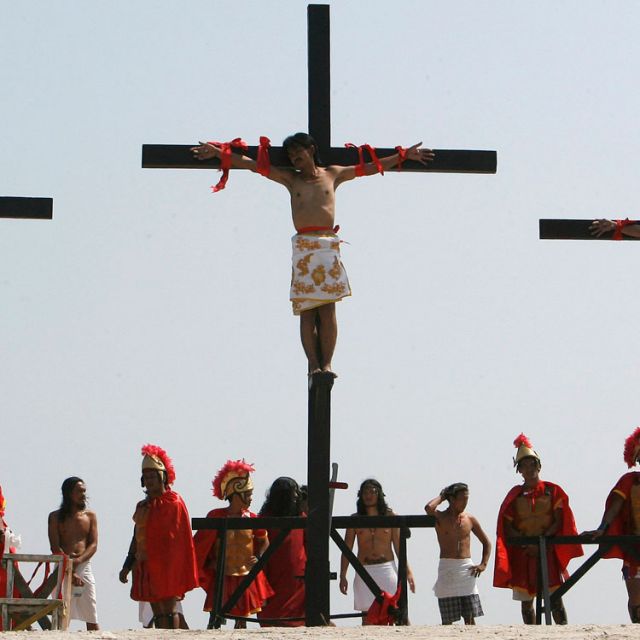 Philippine bishops warn faithful against ritual crucifixions 