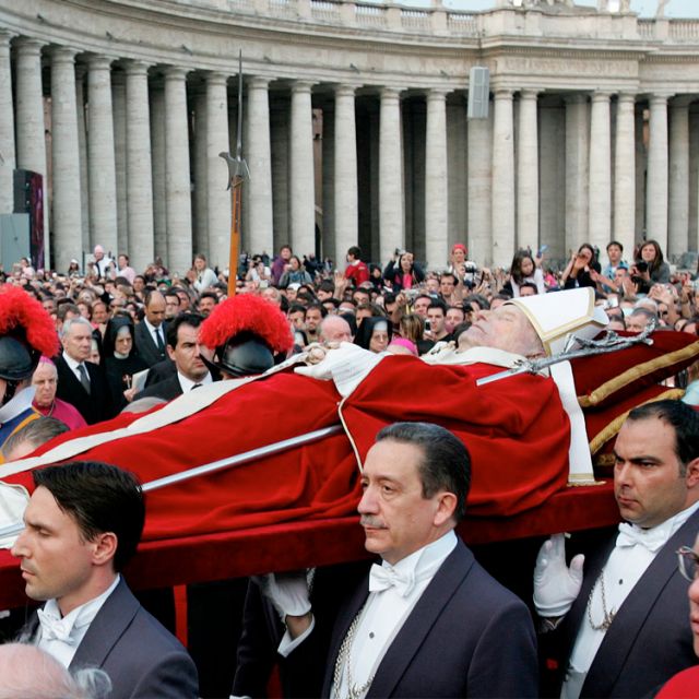Hidden helpers: Vatican ushers bring tots, disabled closer to Pope 