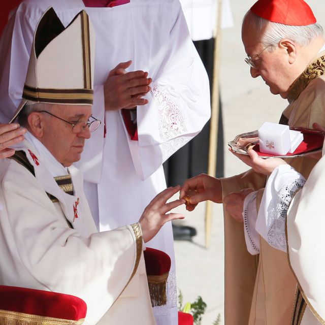 Pope begins ministry with biblical symbols, signs of universal ministry 