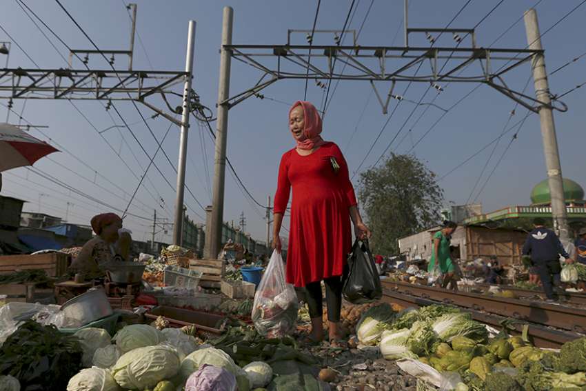 Indonesian archbishop urges Catholics to ditch plastic bags