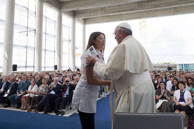 Pope Francis meets 200 Pentecostals in Italy