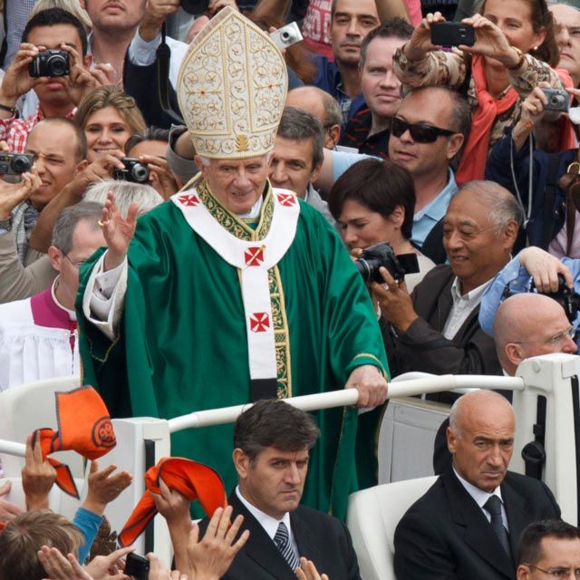 Pope, opening synod, says Christ is the answer to humanity's questions