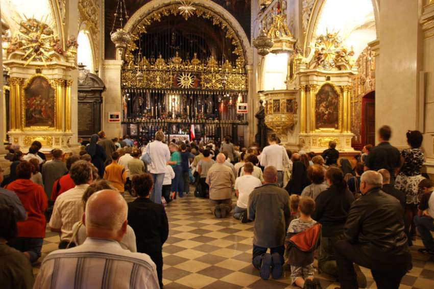 Polish parliament recognizes coronation of Mary as nation's queen