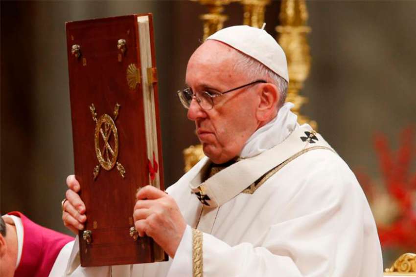 Complex world needs clear essentials of Gospel, Pope tells theologians