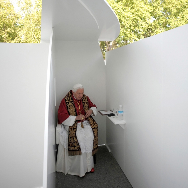 Pope hears confessions in the park at WYD