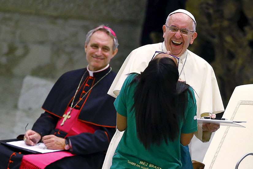 Pope talks to youths about discernment, grandparents, Eucharist