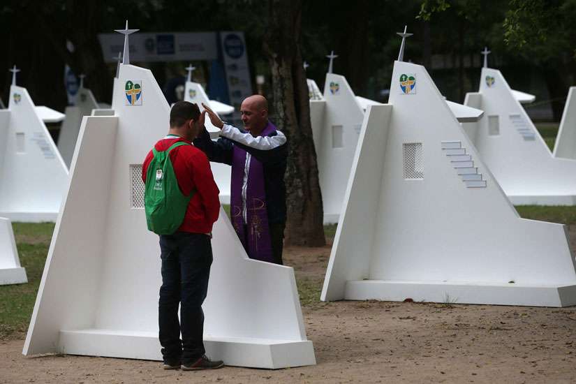 Hearing confession is source of grace, conversion for priest, Pope says