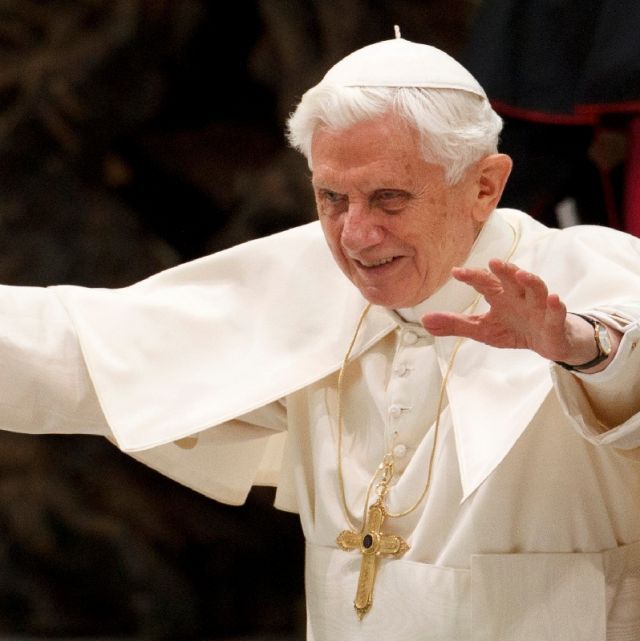 Pope, at audience, encourages parents to teach children to pray 