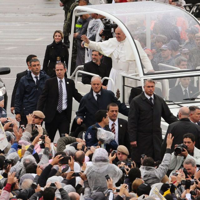 Pope returns to Marian shrine, entrusts WYD to Mary's care 